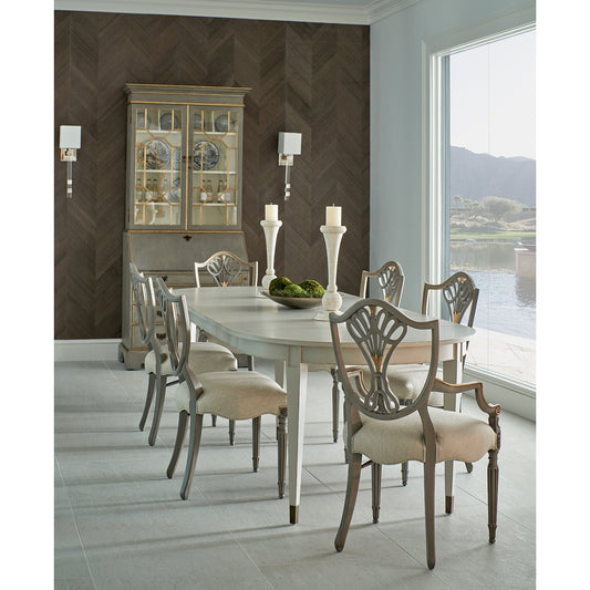 Chaise de salle à manger de style antique avec dossier en bouclier