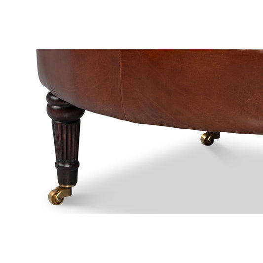 Chaise à dossier tonneau en cuir marron