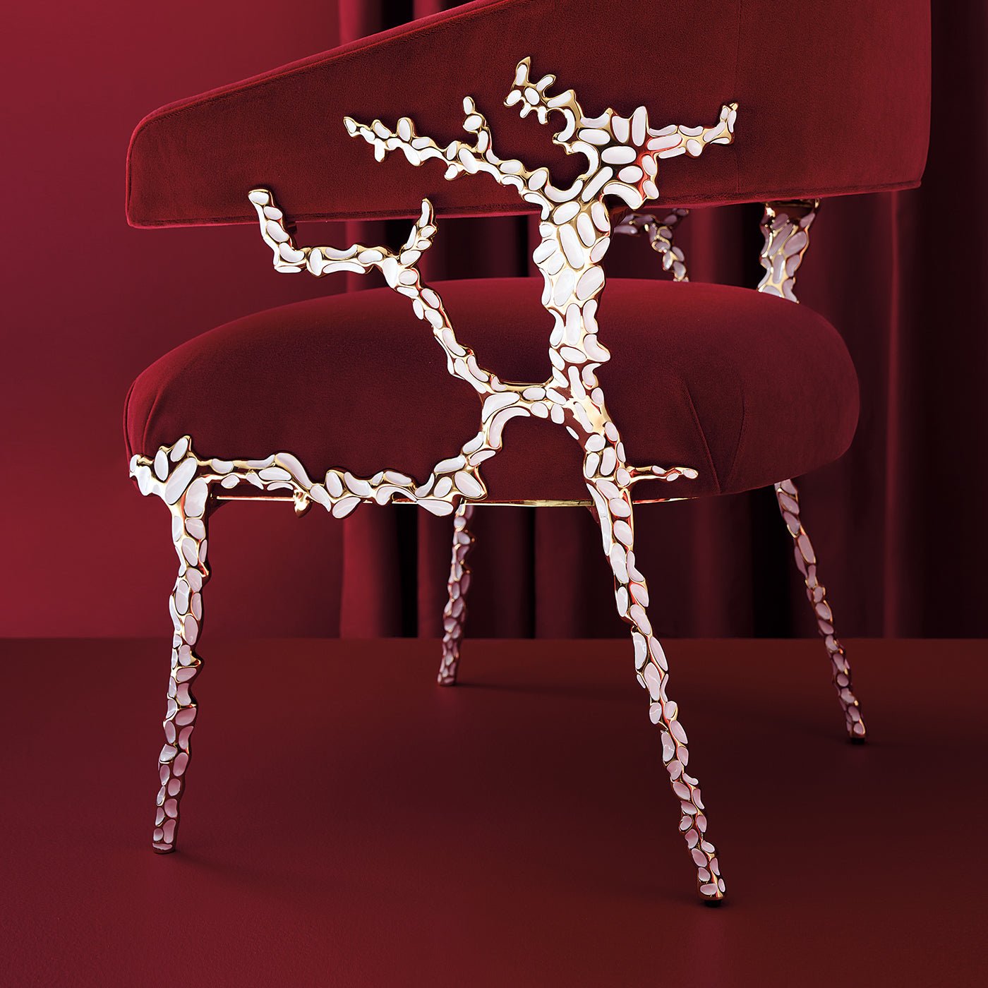 Chaise moderne éblouissante en velours rouge