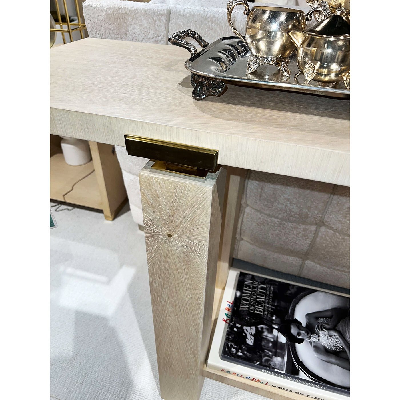 Console minimaliste Hollywood Regency – Finition claire