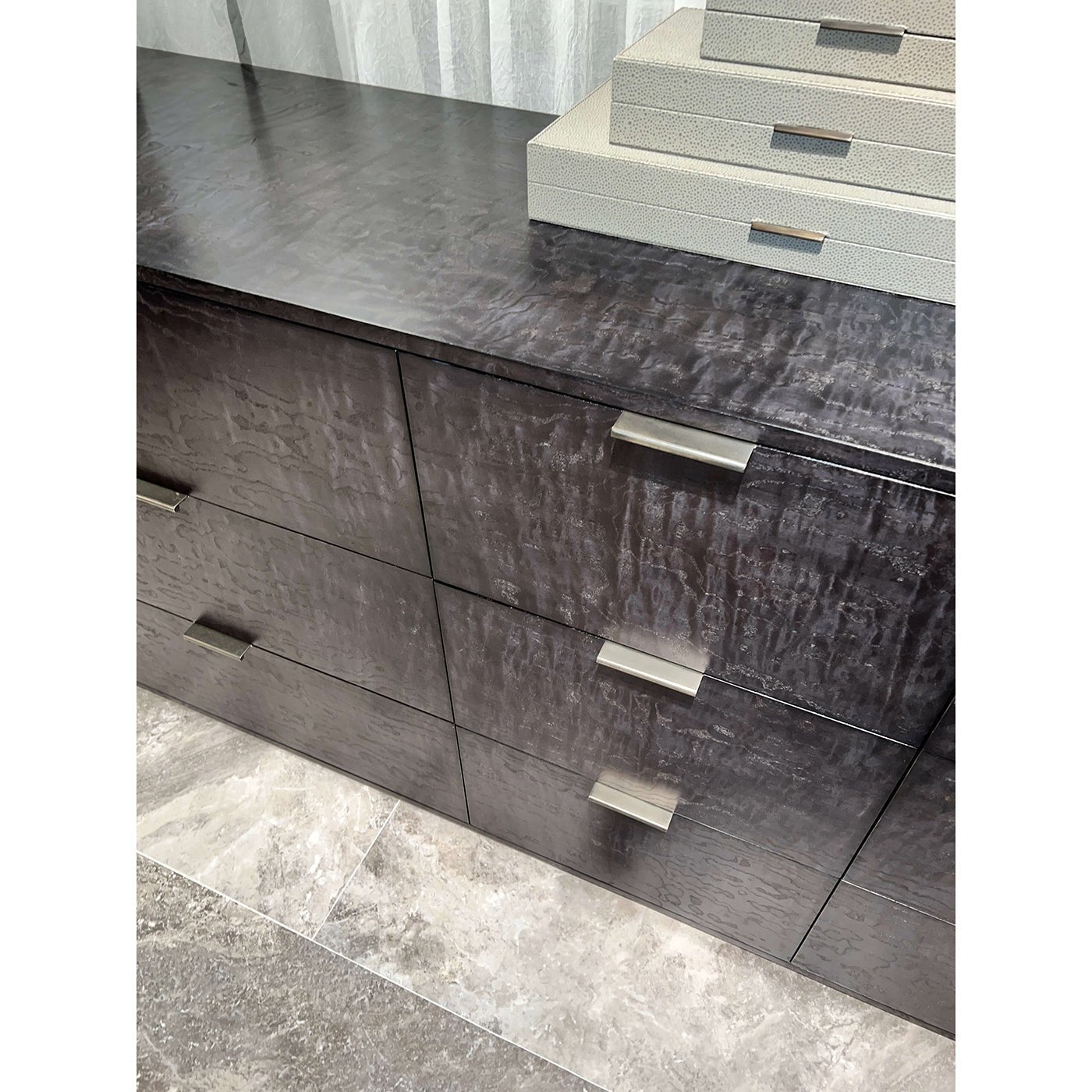 Grande commode noire de style Art déco