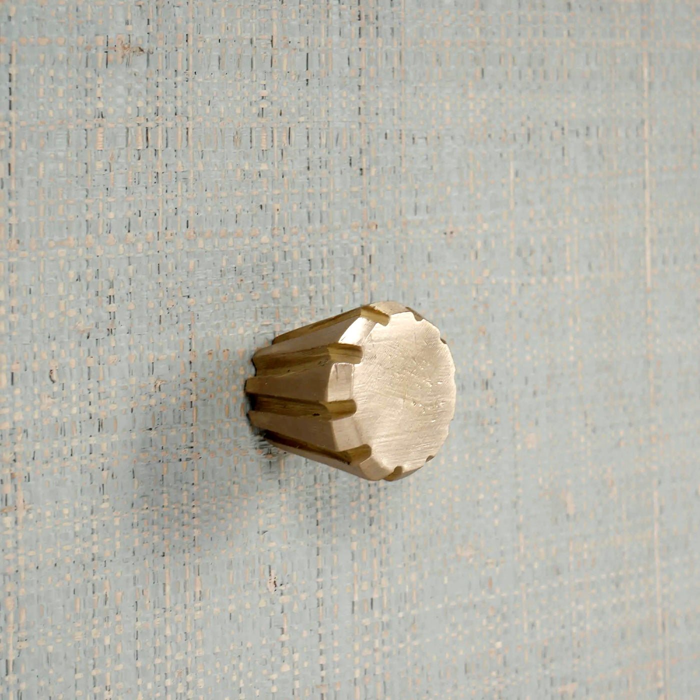 Table de chevet enveloppée de raphia bleu pâle