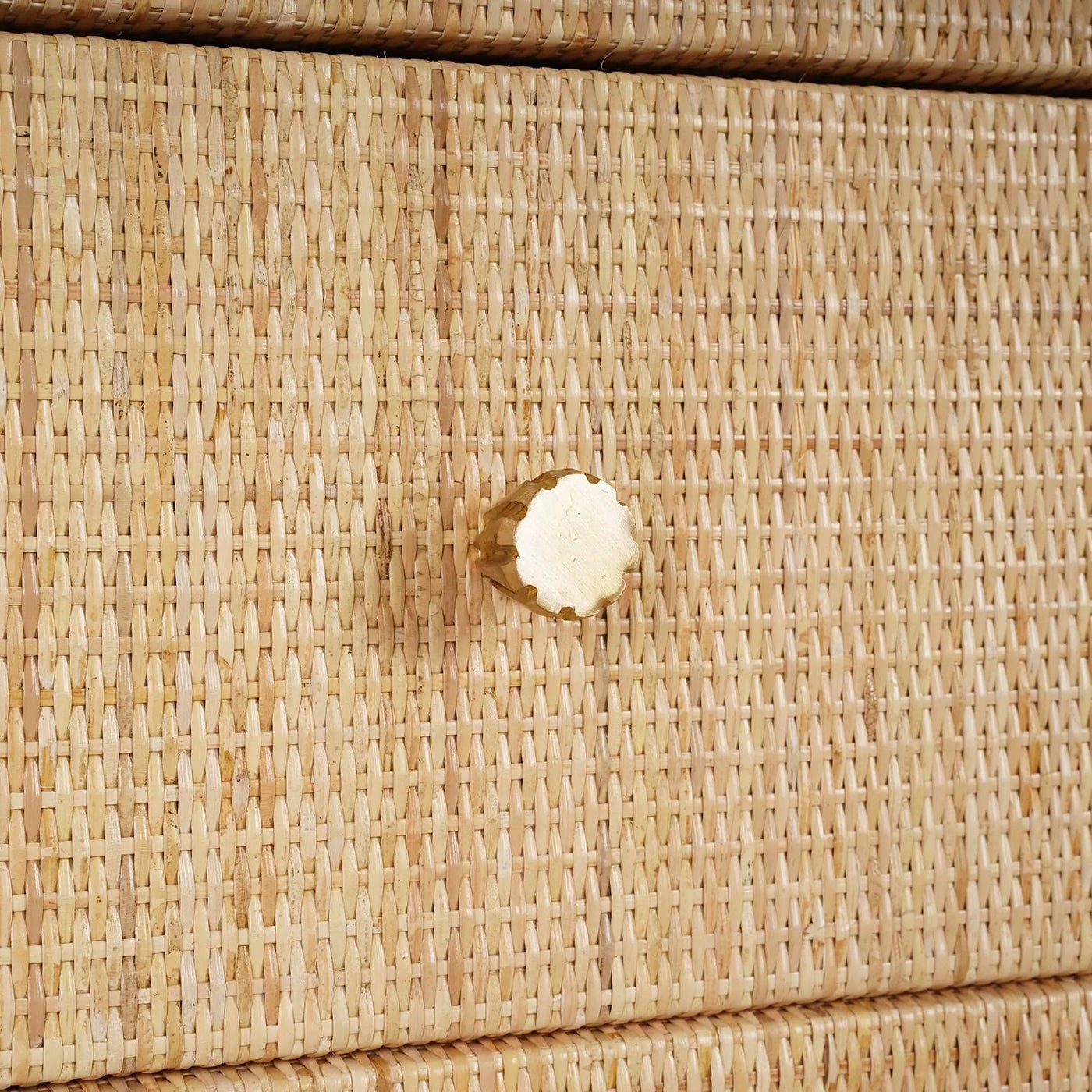 Armoire haute recouverte de rotin