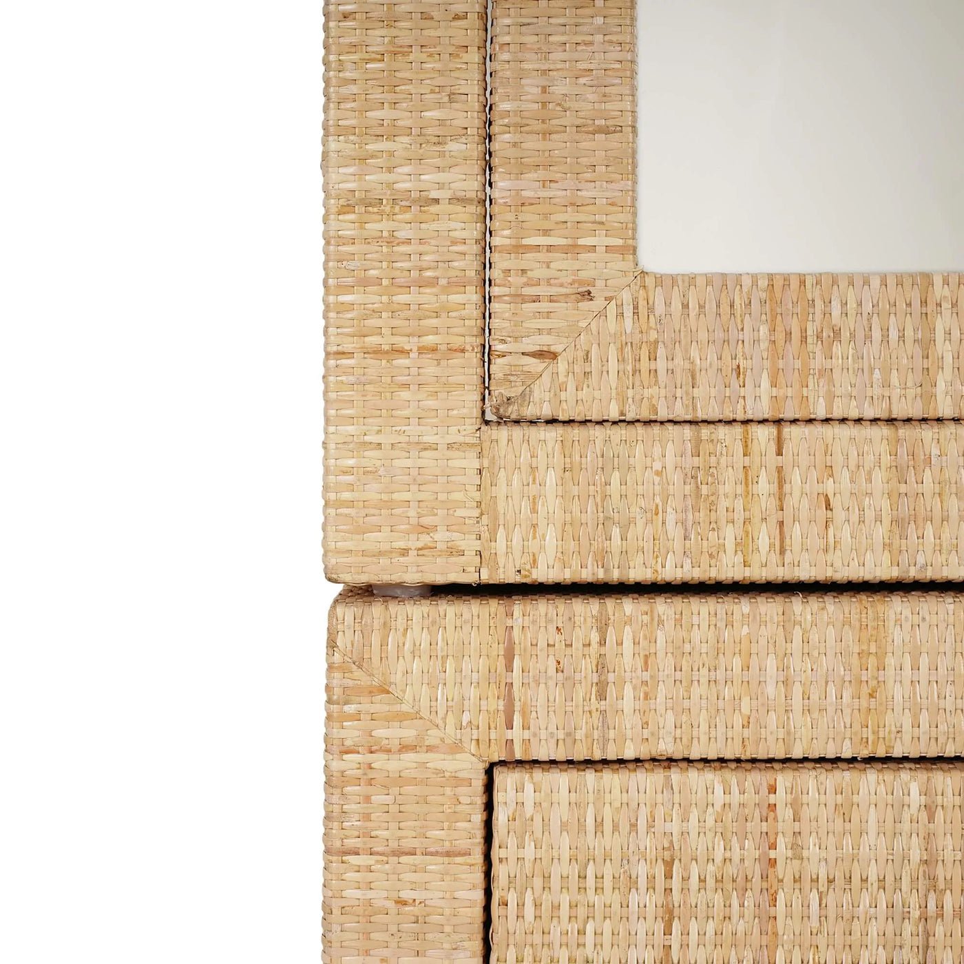 Armoire haute recouverte de rotin