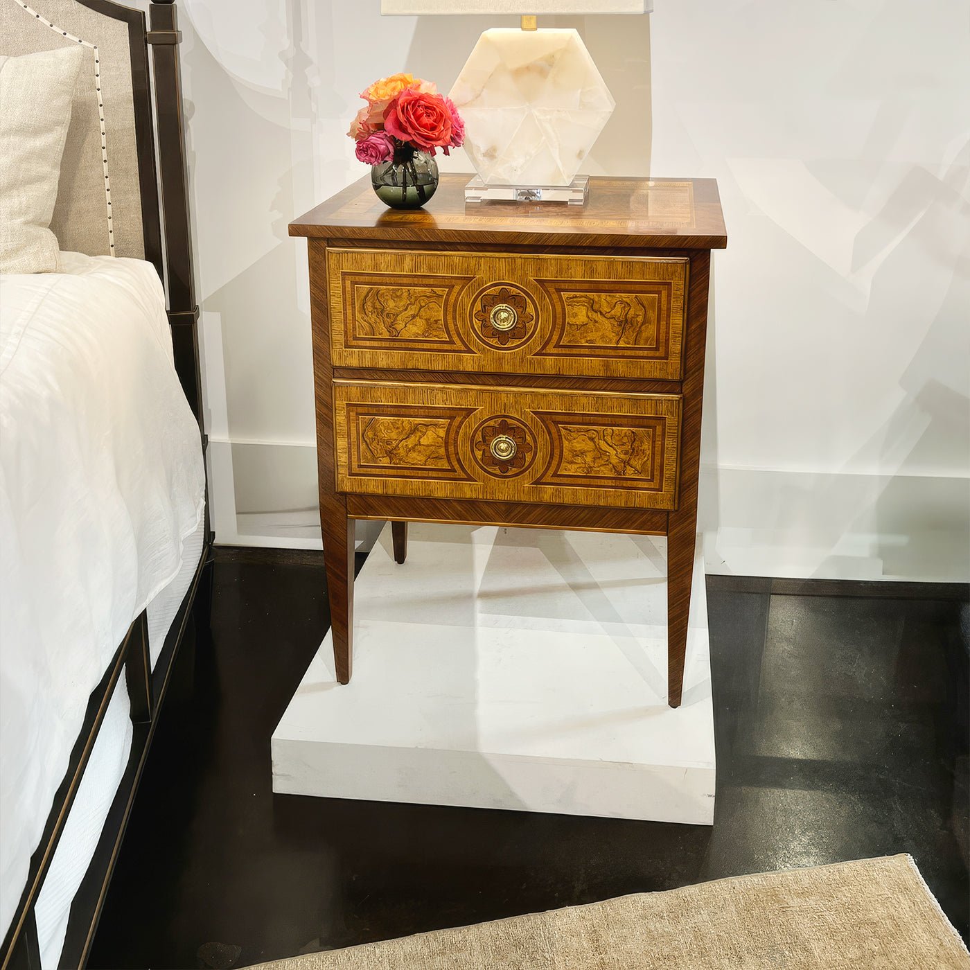Petite table de chevet en ronce de style Louis XVI