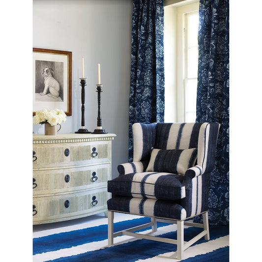 Commode suédoise blanchie à la chaux avec façade bombée