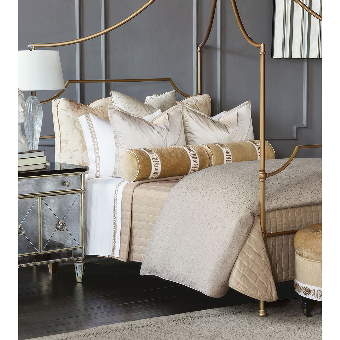 Pouf rond en velours capitonné