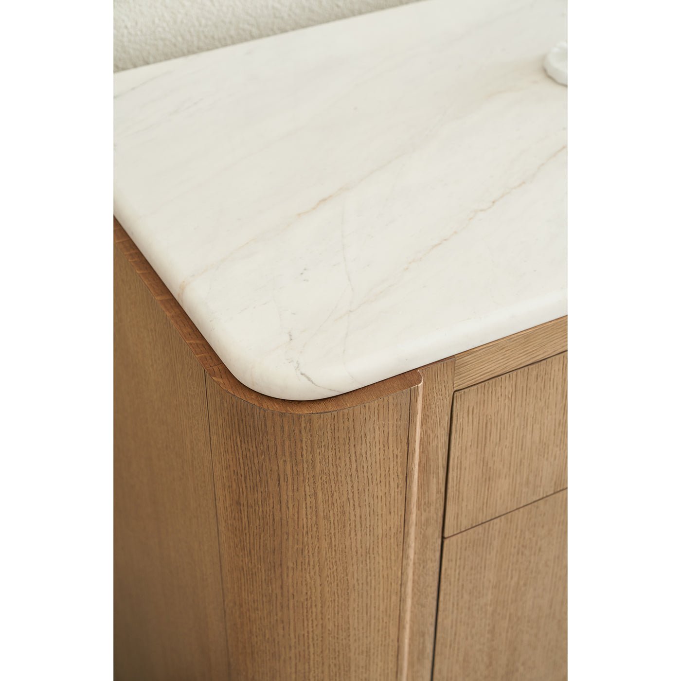 Buffet moderne organique en bois blond