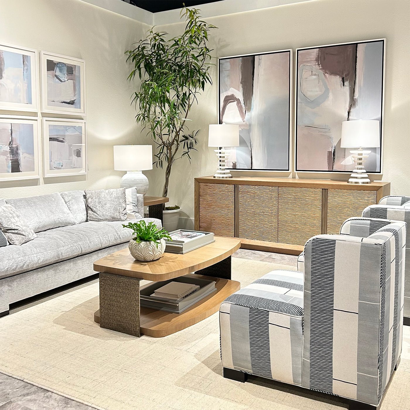 Meuble multimédia moderne et organique en bois blond