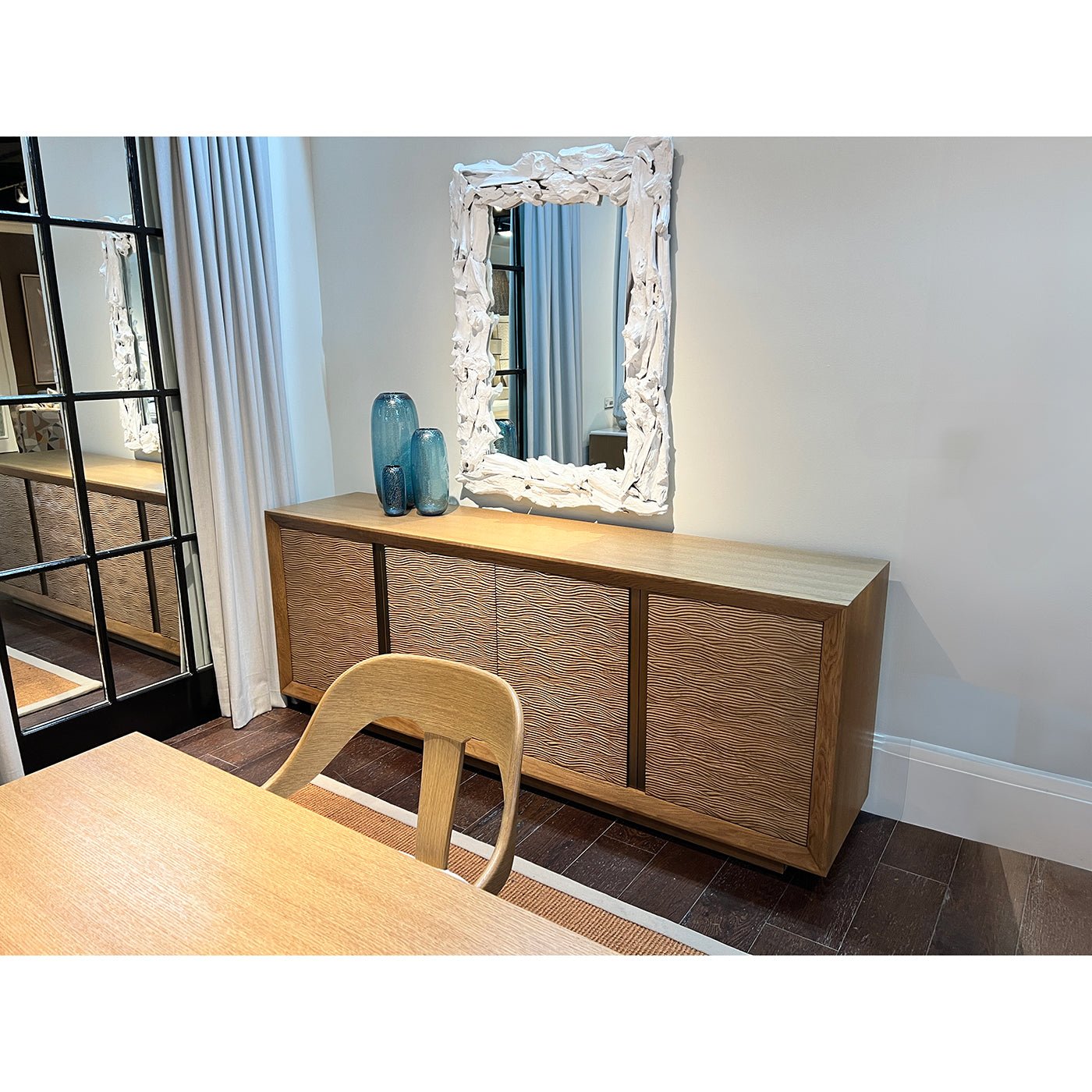 Meuble multimédia moderne et organique en bois blond