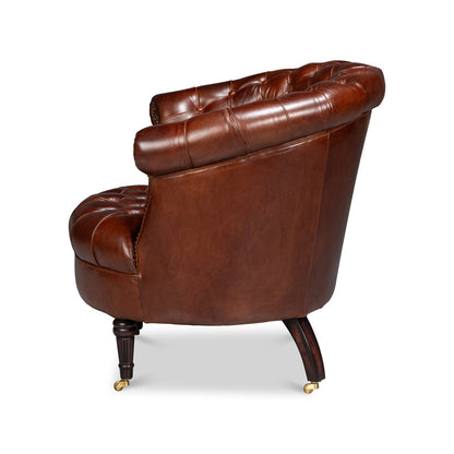 Chaise à dossier tonneau en cuir marron