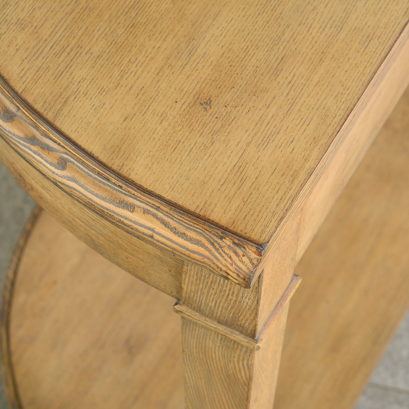 Console traditionnelle en bois clair