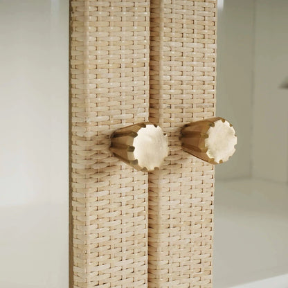 Petite armoire enveloppée de rotin