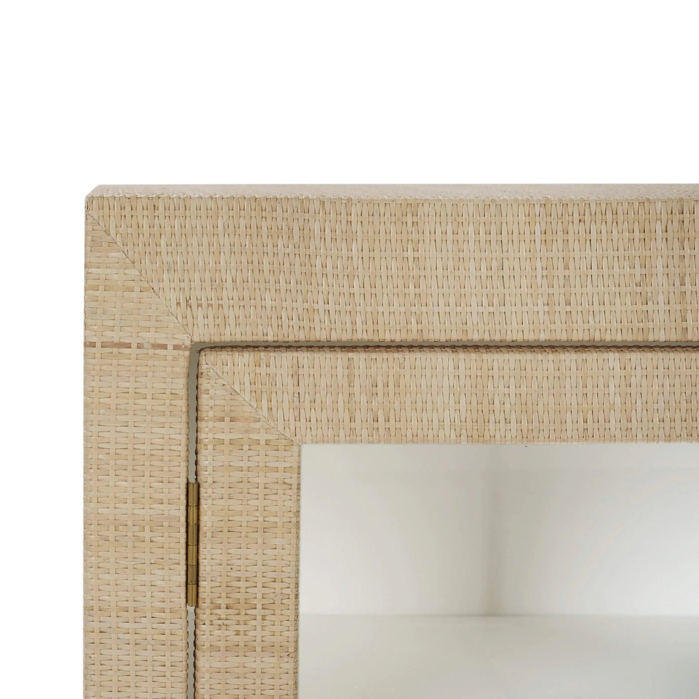 Petite armoire enveloppée de rotin