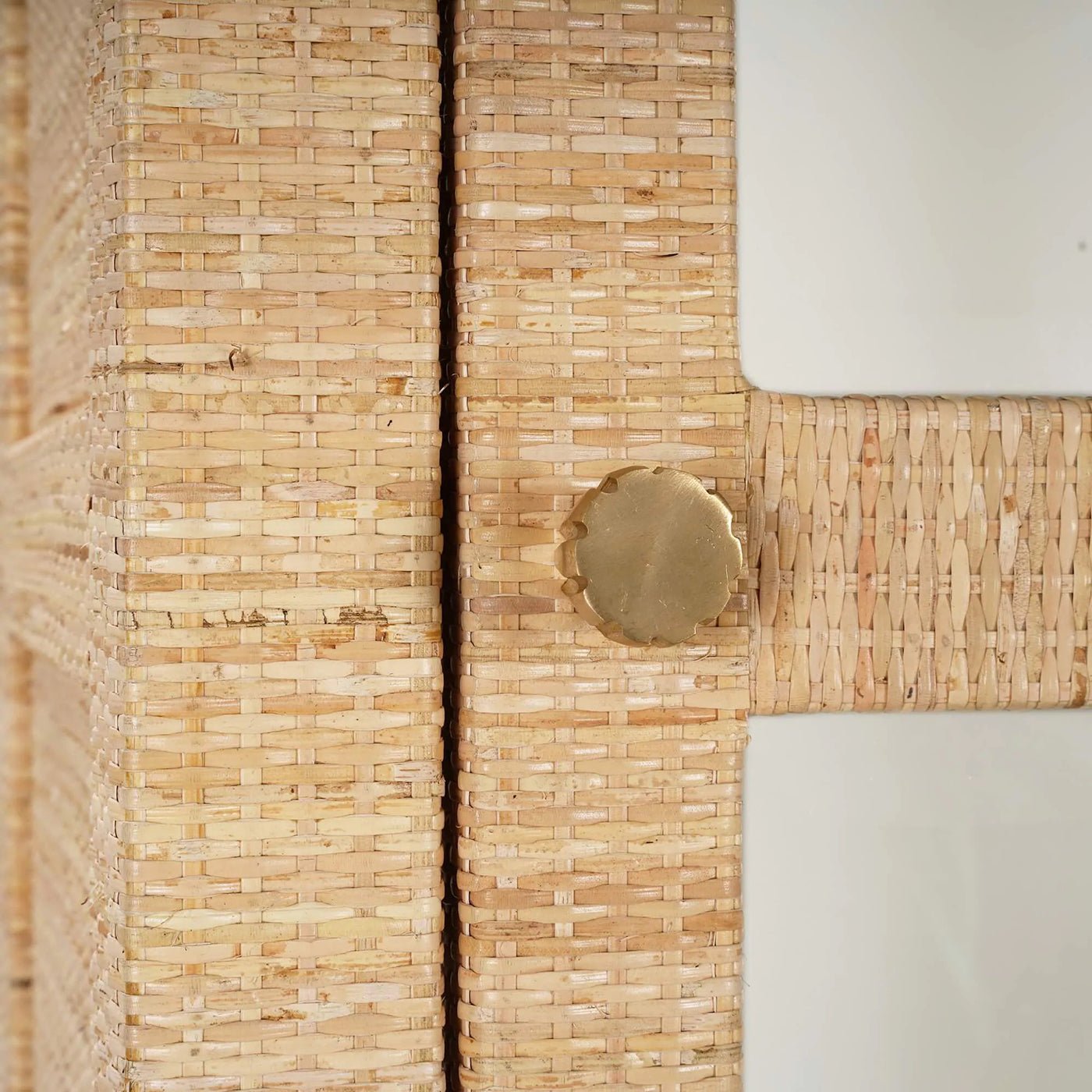 Armoire haute recouverte de rotin