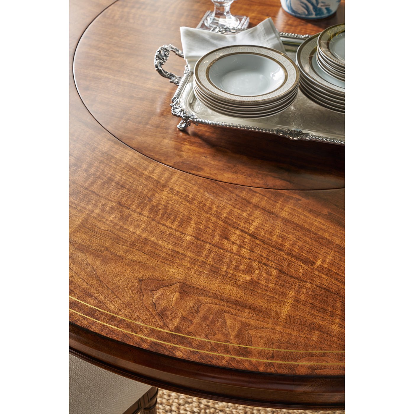 Table à manger ronde de style Régence de 72 pouces
