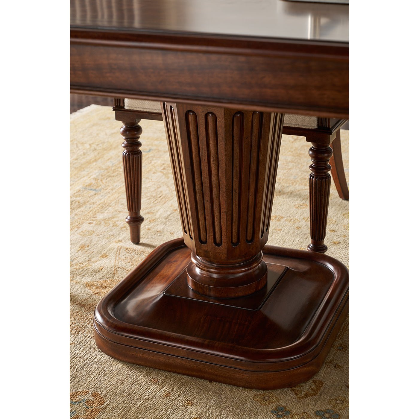 Table à manger en noyer de style Régence