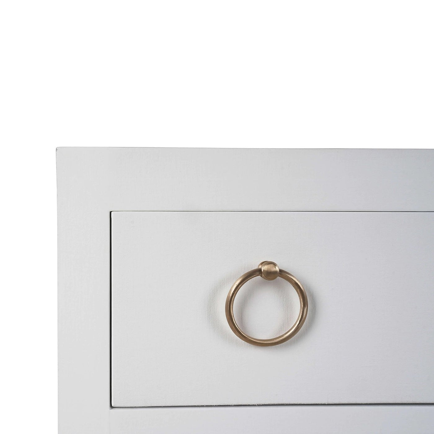 Commode moderne recouverte de lin blanc